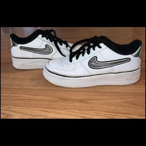 ✨NIKE black and white with reflective Nike as well as back of shoe!